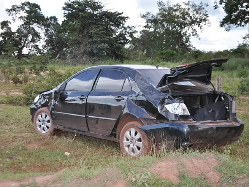 Veículo capota em Coxim; condutora e passageiro saem ilesos