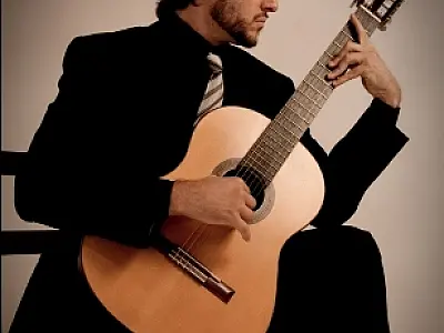 Gilberto Stefan leva a beleza do violão erudito ao Teatro Prosa do SESC Horto