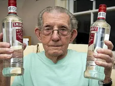 Idoso de 92 anos é impedido de comprar vodca sem identidade