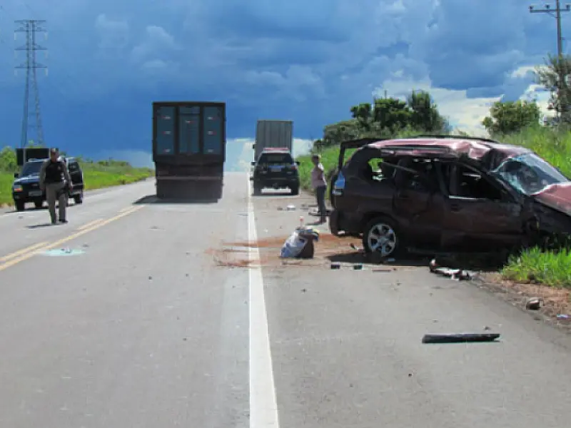 Motorista perde controle e caminhonete capota na BR-262