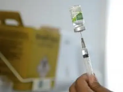 Anvisa pode liberar vacinação em farmácias; entidades criticam proposta