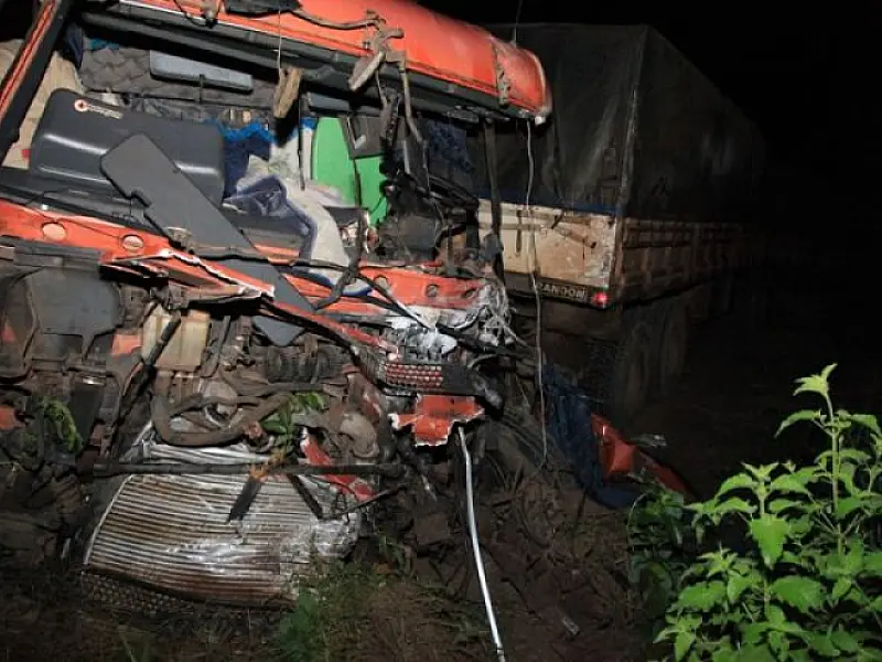 Duas pessoas morrem em acidente entre carreta e caminhão na BR-163