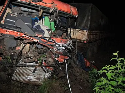 Duas pessoas morrem em acidente entre carreta e caminhão na BR-163