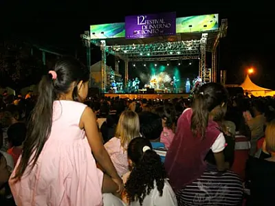 População lota praça na abertura do Festival de Inverno