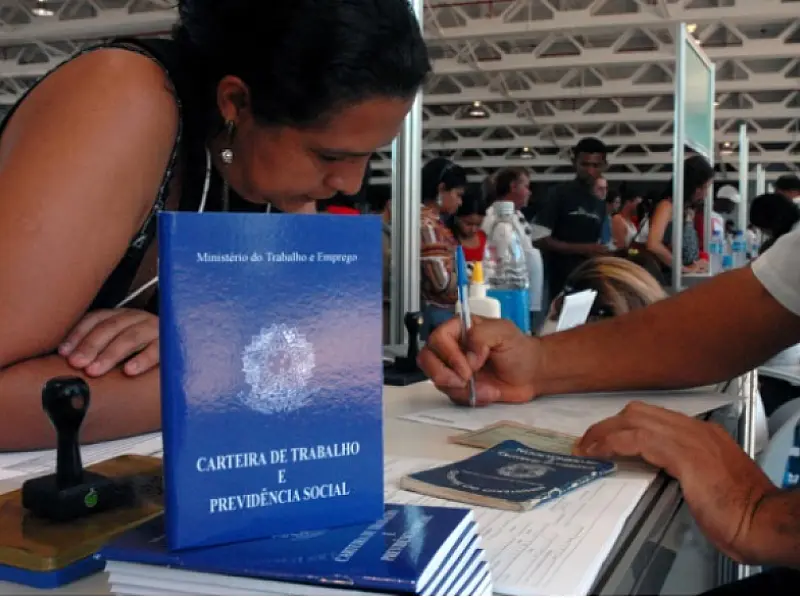 Desemprego fica em 11,8% no trimestre encerrado em outubro