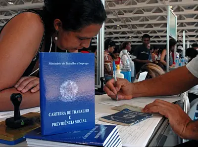 Desemprego fica em 11,8% no trimestre encerrado em outubro