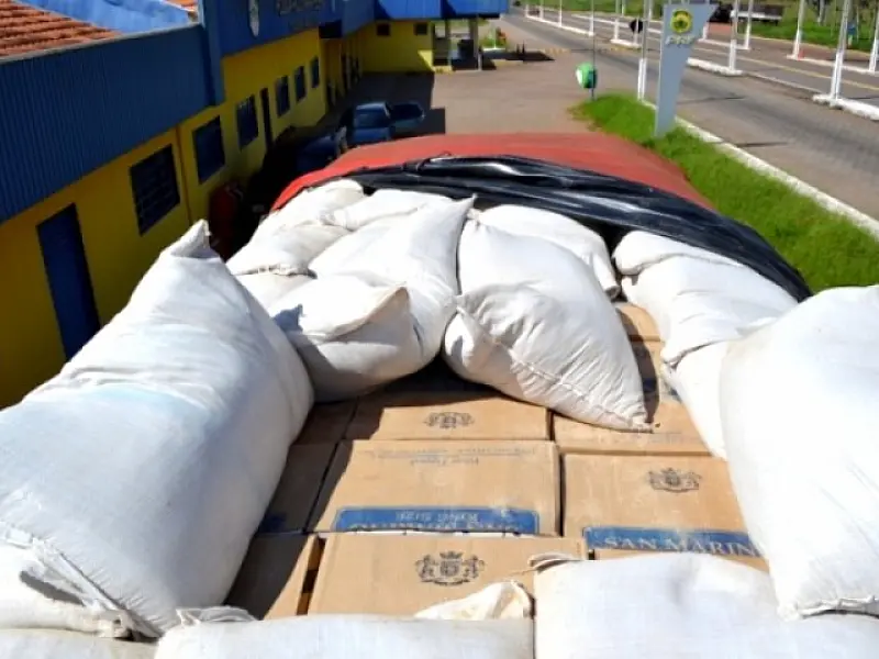 PRF de Bataguassu apreende carreta com cigarros contrabandeados