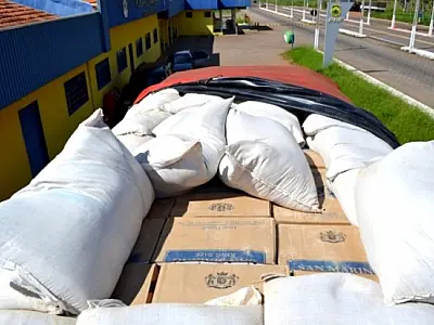 PRF de Bataguassu apreende carreta com cigarros contrabandeados