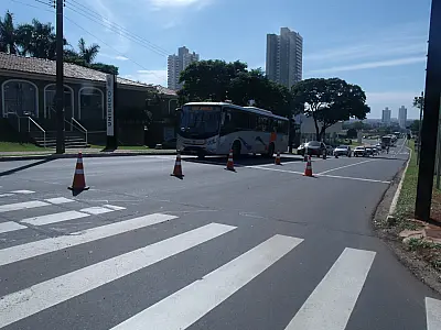 Avenida Afonso Pena está interditada para colocar mais lombadas