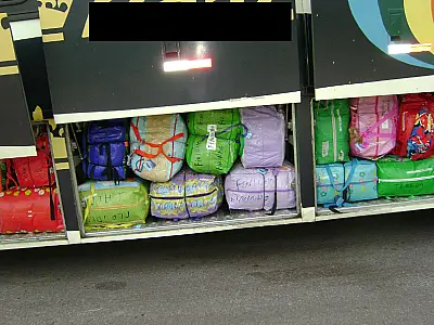 DOF apreende mais de 7 toneladas de roupas contrabandeadas em dois ônibus