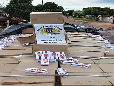 Motorista foge da polícia e abandona caminhão com cigarros
