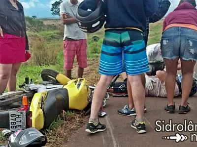 Casal de moto cai ao desviar de um cachorro na BR 060
