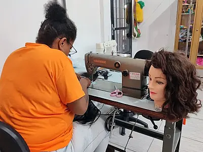 Apreendidos, cabelos contrabandeados viram perucas solidárias em presídio de MS