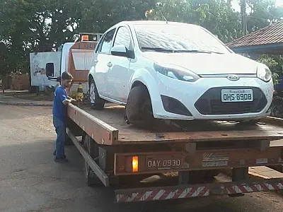 Motorista perde o controle e bate em mureta de ponte em Coxim