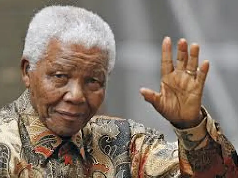 Mandela é internado em estado grave devido à infecção pulmonar, mas permanece estável
