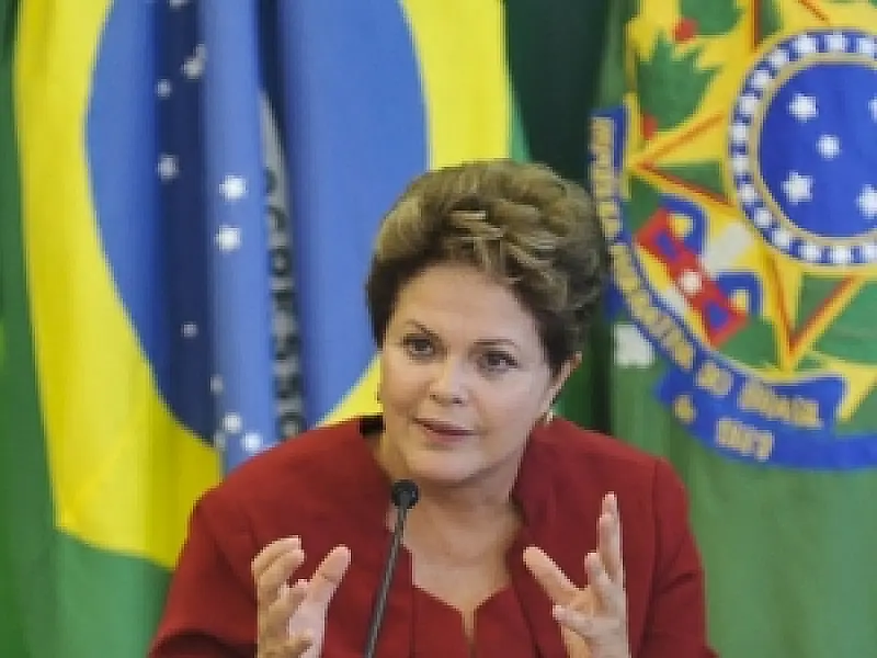 Educação é “prioridade absoluta”, diz Dilma