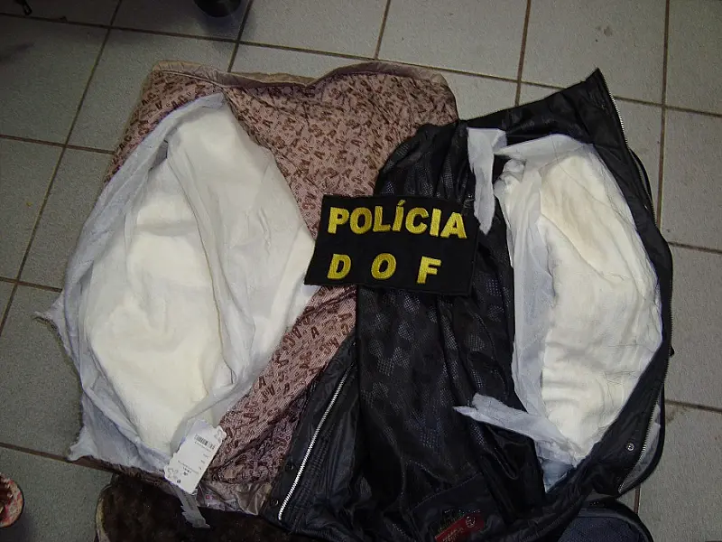 Boliviana transportava droga camuflada em forro de casacos