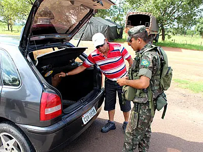 Em operação na fronteira, policiais vistoriam mais de 4 mil veículos