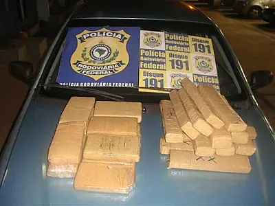 Motorista abandona carro com 25 kg de maconha após perseguição