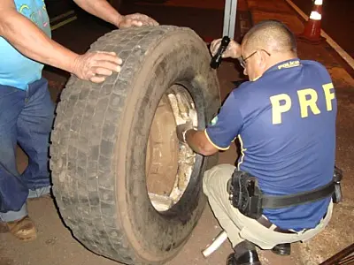 PRF prende maconha escondido no pneu de uma carreta