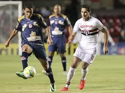 Meia-campista Petros assina contrato com Corinthians