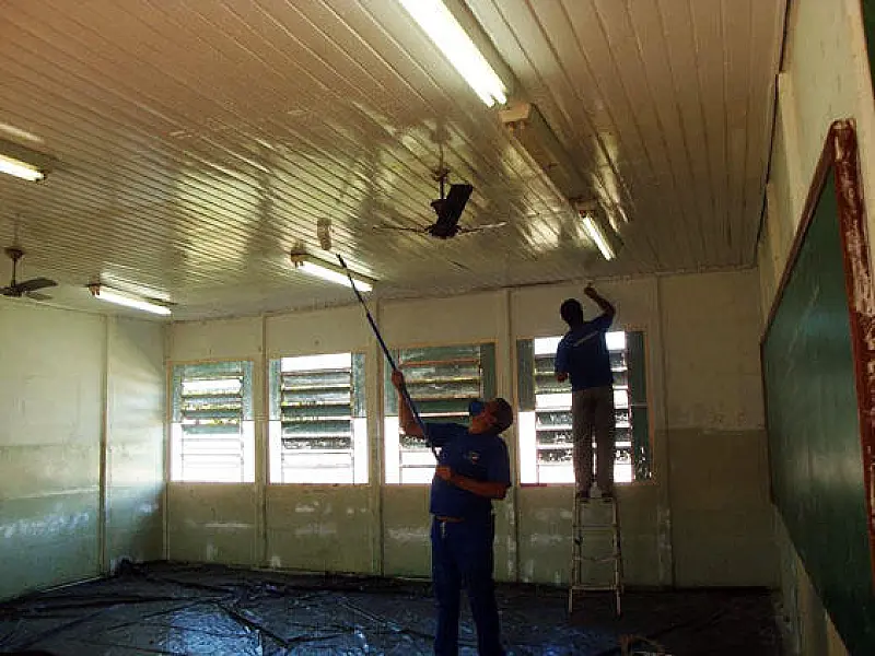 Detentos participam de projeto e fazem reforma de escola pública na Capital