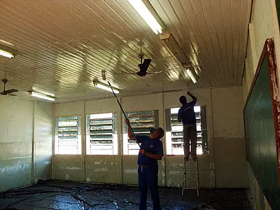 Detentos participam de projeto e fazem reforma de escola pública na Capital