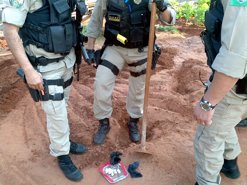 Polícia encontra droga enterrada em quintal durante Operação Conesul
