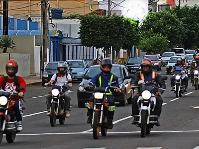 Motociclistas podem receber anistia de dívidas passadas se pagarem IPVA e licenciamento deste ano
