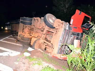 Motorista perde controle e carreta tomba na BR-163