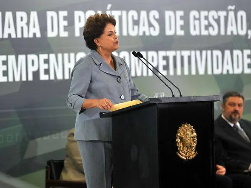 Governo estuda cortar impostos para frear inflação