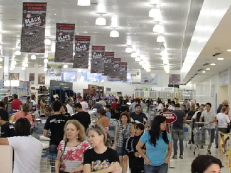 'Black Friday' lotam lojas do Shopping China em Salto del Guairá