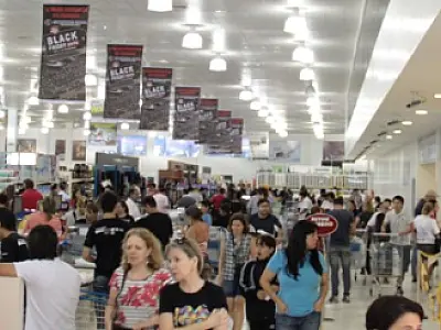 'Black Friday' lotam lojas do Shopping China em Salto del Guairá