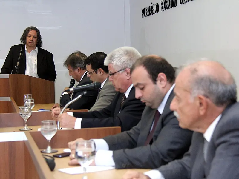 Secretário tenta assumir mais de  400 infrações de Alcídes Bernal