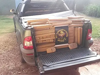 Polícia apreende maconha e pasta base de cocaína em veículo roubado