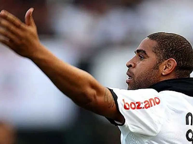 Adriano marca aos 43, Corinthians supera Galo de virada e lidera