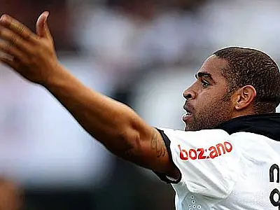 Adriano marca aos 43, Corinthians supera Galo de virada e lidera
