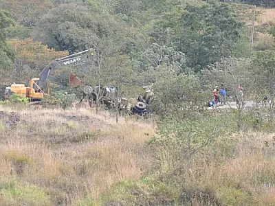 Corpo de Bombeiros procura motorista do caminhão que caiu no lago