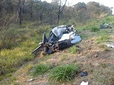 Mulher morre em acidente entre carreta e carro em Bandeirantes