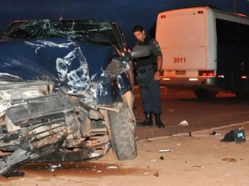 Polícia encontra lata de cerveja em veículo que se chocou contra ônibus