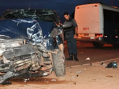 Polícia encontra lata de cerveja em veículo que se chocou contra ônibus