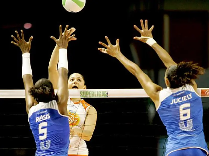 Jogadora retira tumor da canela e desfalca seleção