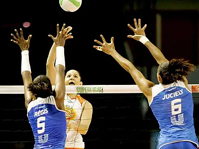 Jogadora retira tumor da canela e desfalca seleção