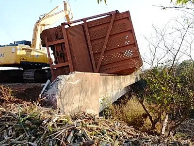 Carreta tomba na ponte do rio piravevê em Ivinhema