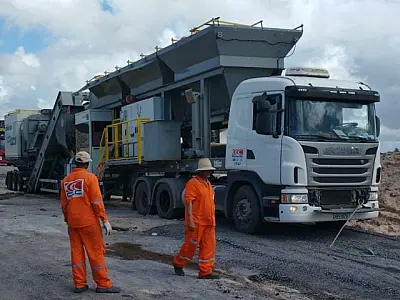 Caminhão usina de asfalto chega à Estrada do 21 para acelerar obra de pavimentação