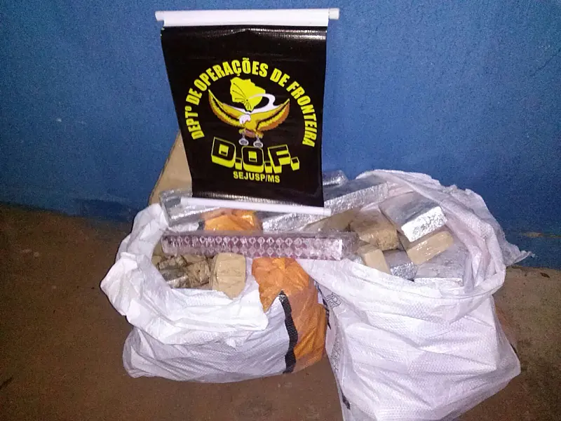 Policiais apreendem diversos tabletes de maconha em veículo
