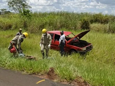 Duas pessoas ficam feridas em capotamento em Nova Andradina