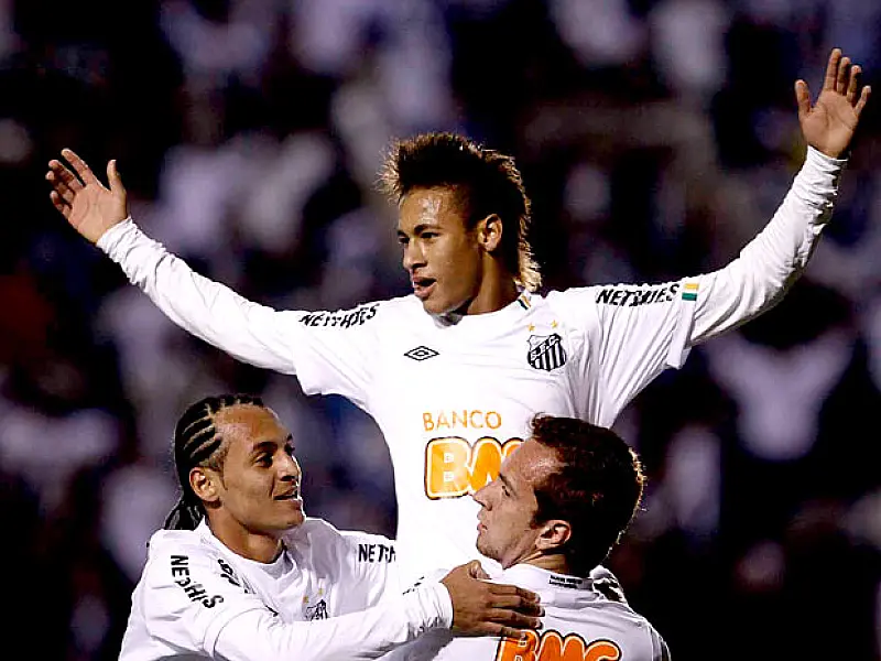Santos supera tensão, se vinga e mantém Brasil na Libertadores