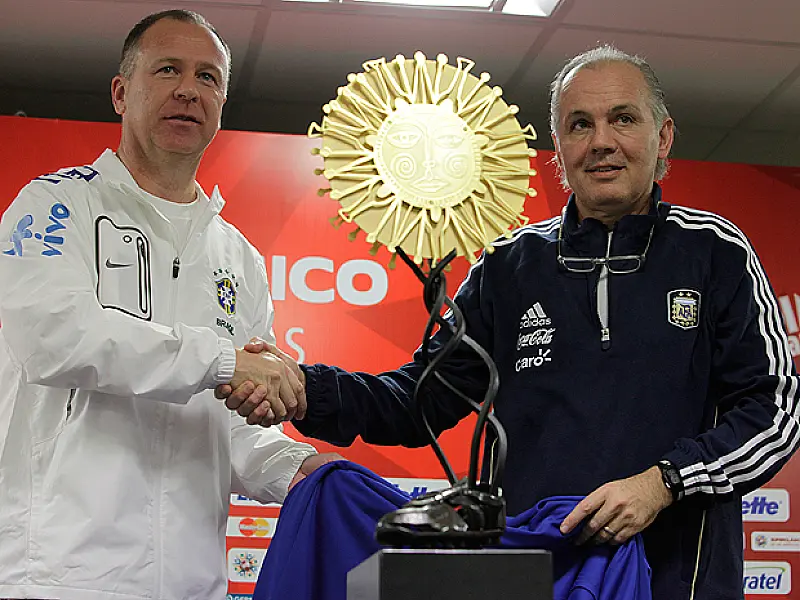Brasil enfrenta Argentina em clássico fora de casa