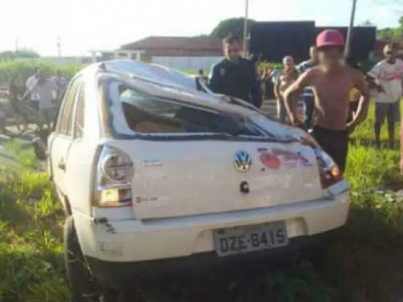 Jovem perde controle da direção, capota carro e derruba poste em Naviraí